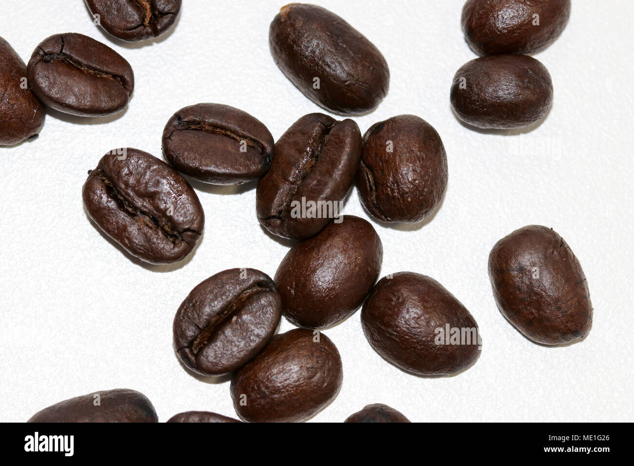 Nahaufnahme von dunkel geröstete Kaffeebohnen Stockfoto