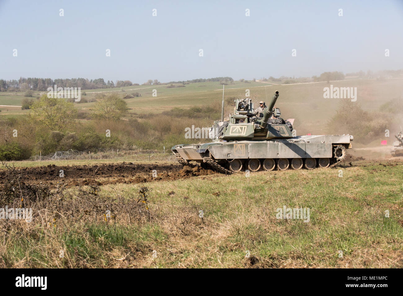 Us-Soldaten auf das erste Bataillon 63. Armor Regiment zugeordnet, 2. gepanzerte Brigade Combat Team, 1.Infanterie Division, Durchführung von Schulungen mit einem M1A2 Abrams Tank während der kombinierten Lösung X Live Fire Übung in Grafenwöhr, Deutschland, April 19, 2018. Das Joint Warfighting Bewertung (JWA) hilft die Armee aufkommende Konzepte zu bewerten, neue Technologien zu integrieren und Interoperabilität innerhalb der Armee zu fördern, mit anderen Diensten, US-Verbündeten und anderen Koalitionspartner. JWA ist die einzige Übung Ort der Beurteilung 27 Konzepte und Fähigkeiten beim Ausrichten mit US-Armee Europa Bereitschaft und andere componen Stockfoto