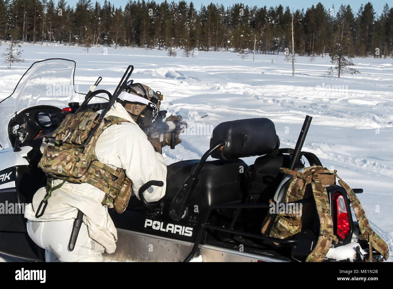 Der US-Armee 10 Special Forces Group (Airborne) Soldat bietet Abdeckung Brand während einer Live Fire Training Szenario in Rovaniemi, Finnland am März 16, 2018. Northern Griffin ist eine multinationale Übung von finnischen Special Operations Forces Gastgeber Finnland und Partner nation SOF die Möglichkeit, Fähigkeiten trainieren und in den arktischen Bedingungen zu bewerten. Stockfoto