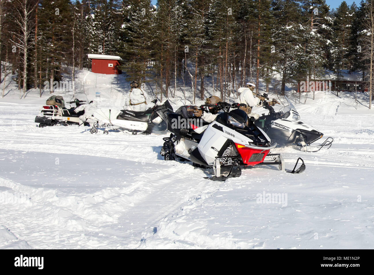 Us-Armee 10 Special Forces Group (Airborne) Soldaten stellen Decken ein Brand während einer Live-Fire Training Szenario in Rovaniemi, Finnland am März 16, 2018. Northern Griffin ist eine multinationale Übung von finnischen Special Operations Forces Gastgeber Finnland und Partner nation SOF die Möglichkeit, Fähigkeiten trainieren und in den arktischen Bedingungen zu bewerten. Stockfoto