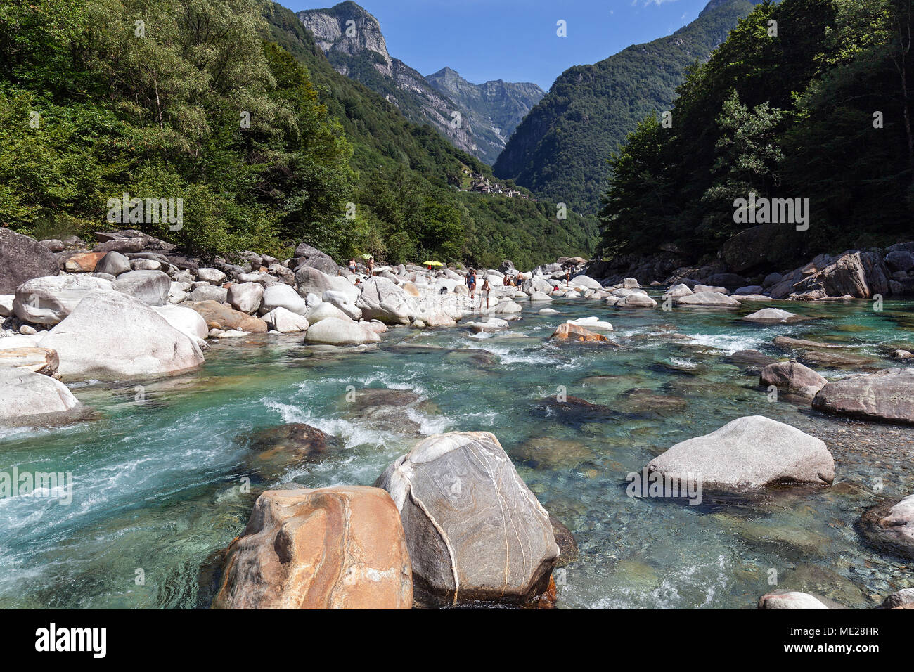 Verzasca Lavertezzo Fluss zwischen und Brione, Verzascatal, Valle Verzasca, Tessin, Schweiz Stockfoto