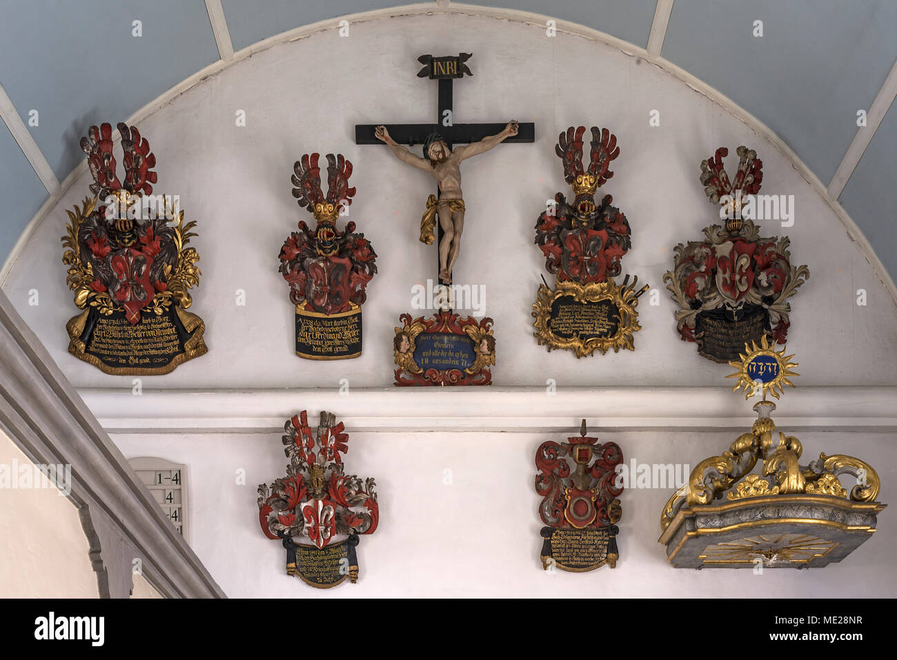 Schirme von Adelsfamilien aus dem 17. und 18. Jahrhundert, St. Johanniskirche, neunhof/Lauf, Mittelfranken, Bayern Stockfoto