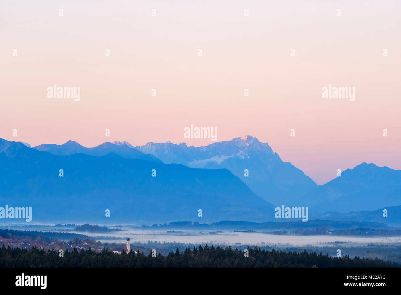Königsdorf und Zugspitze mit Dawn, Ansicht von Peretshofener Höhe in der Nähe von Dietramszell, Oberbayern, Alpenvorland, Bayern Stockfoto