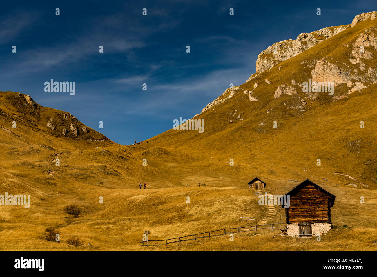 Berghütte und Südtiroler Berge, St. Martin in Thurn, in Triol, Italien Stockfoto