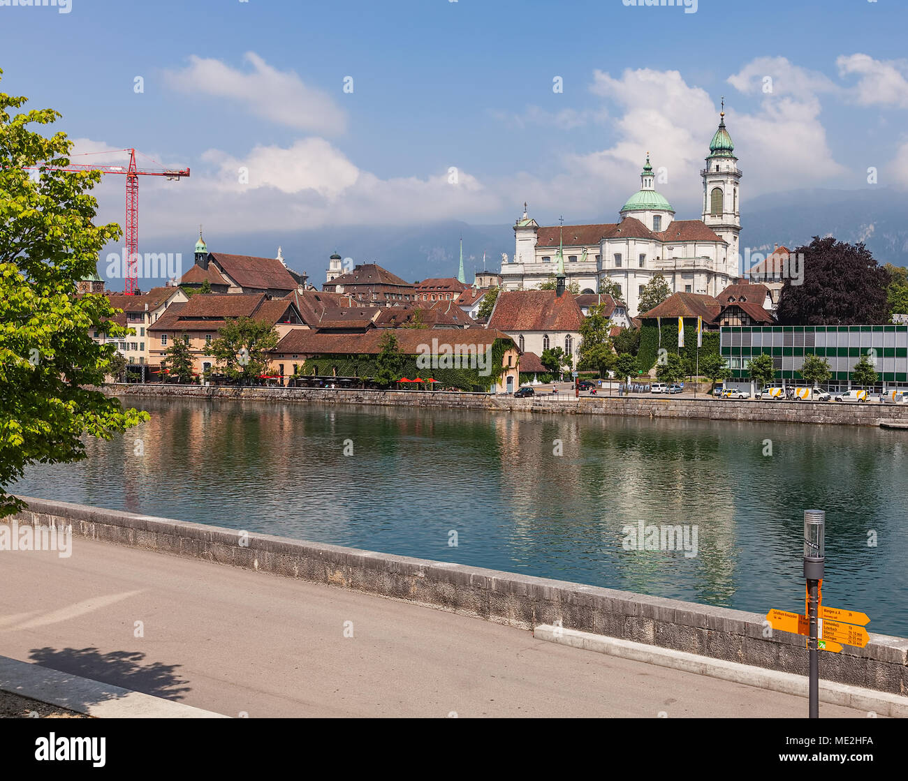 Solothurn, Schweiz - 19 Juli, 2013: Die Aare und die Gebäude der Stadt Solothurn zusammen. Die Stadt Solothurn ist die Hauptstadt der Sw Stockfoto