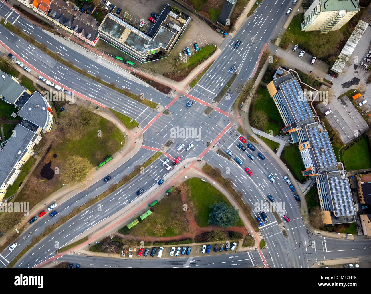 Mehrspurigen Kreuzung mit Radwegen und Markierungen, Berliner Straße und Rheinlandstrasse, Velbert, Nordrhein-Westfalen Stockfoto