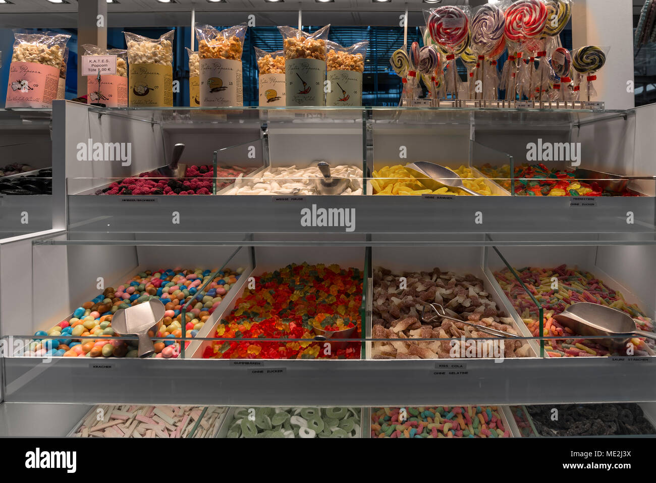 Regal mit Süßigkeiten, München, Oberbayern, Deutschland Stockfoto