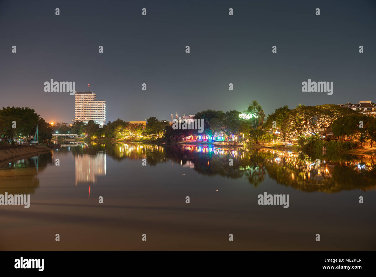 CHIANG MAI THAILAND - Januar 29, 2018; dunkle Himmel über bunte Nachtleben von beleuchteten Riverside city night Spots Stockfoto