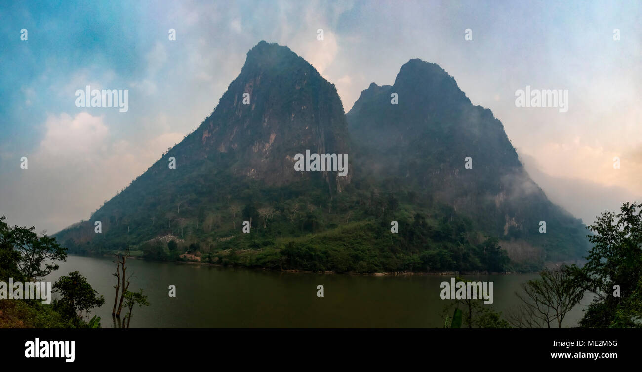 Nebel Berge hinter dem Nam Ou Fluss Stockfoto