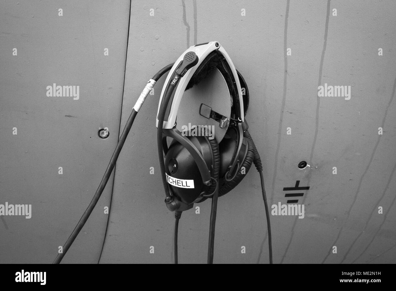 Ein Headset, die US Air Force Master Sgt. Rob Mitchell, eine C-130H Hercules lademeister mit der 757Th Airlift Squadron, 910Th Airlift Wing, Youngstown Luft finden Station, Ohio, ist auf einem Haken des C-130H Hercules bei Joint Base Charleston, S.C., Dez. 17, 2017 hing. (U.S. Air Force Foto von Master Sgt. Mark C. Olsen) Stockfoto