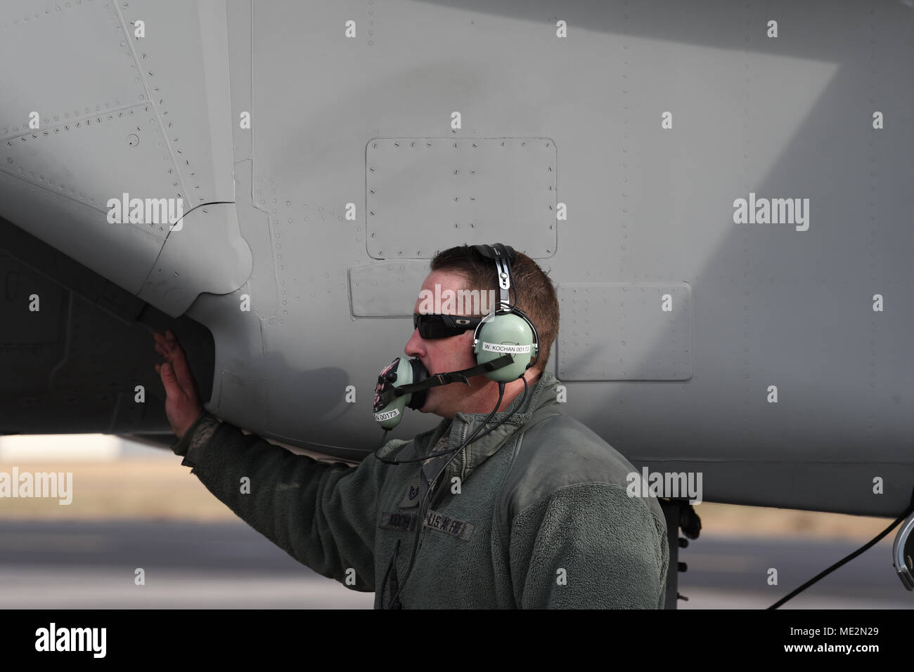 Us Air Force Tech. Sgt. Wayne Kochan, 173Rd Fighter Wing Crew Chief, bereitet eine F-15 für den Start, Dez. 1, 2017, in Kingsley Feld, Erz Die 173Rd FW ist der einzige F-15C Trainingsgerät für die United States Air Force. (U.S. Air National Guard Foto: Staff Sgt. Penny Snoozy) Stockfoto