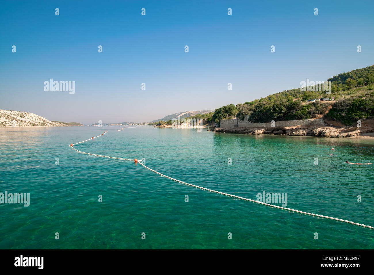 Die unberührte Küste und kristallklarem Wasser der Insel Rab, Kroatien. Stockfoto