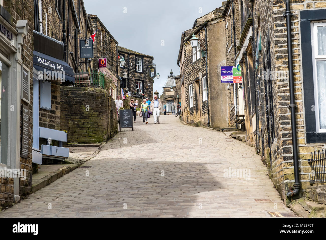 Der Hauptstraße im Dorf von Haworth, in der Nähe von Bradford, der Heimat der berühmten bronte Familie. Stockfoto