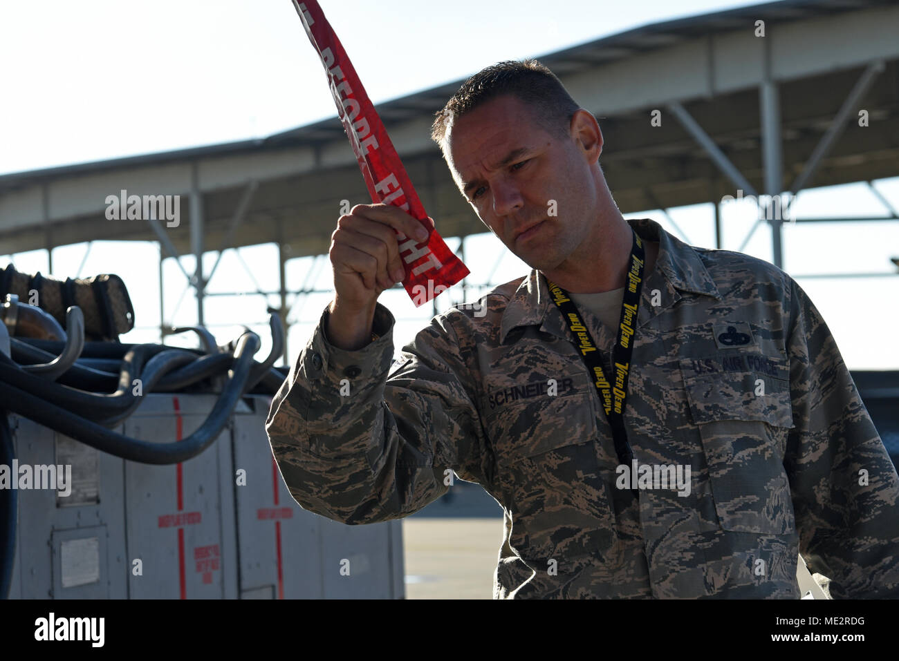 Us Air Force Master Sgt. Christopher Schneider, F-16 Viper Demonstration Team Betriebsleiter, inspiziert ein "Entfernen Sie vor dem Flug "Warnung Band zu einer F-16 Fighting Falcon CM während eines Stolz Falcon Konkurrenz an Shaw Air Force Base, S.C., Dez. 21, 2017 beigefügt. Während des Wettbewerbs, Gesamtbild der Flugzeuge als Weg für die Inspektoren die Möglichkeit für engagierte Mannschaft Leiter mission-fähigen Flugzeuge zu Richter untersucht. (U.S. Air Force Foto von Airman 1st Class Kathryn R.C. Reaves) Stockfoto