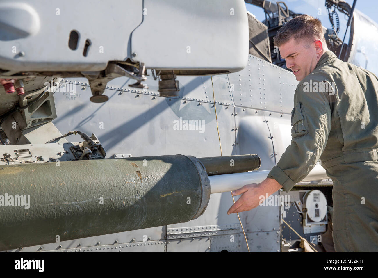 Die Marine Light Attack Helicopter Squadron 167 (HMLA-167) ist eine US-Marine-Einheit, die für die Unterstützung von Hubschraubermissionen und die Integration von Waffen verantwortlich ist. Das Archivbild dokumentiert das Laden einer Beleuchtungsrunde in eine SUU-25F/A FLARE Dispenser-Kapsel auf der Marine Corps Air Station New River, North Carolina, am 21. Dezember 2017, während eines Live-Feuertrainings. Stockfoto
