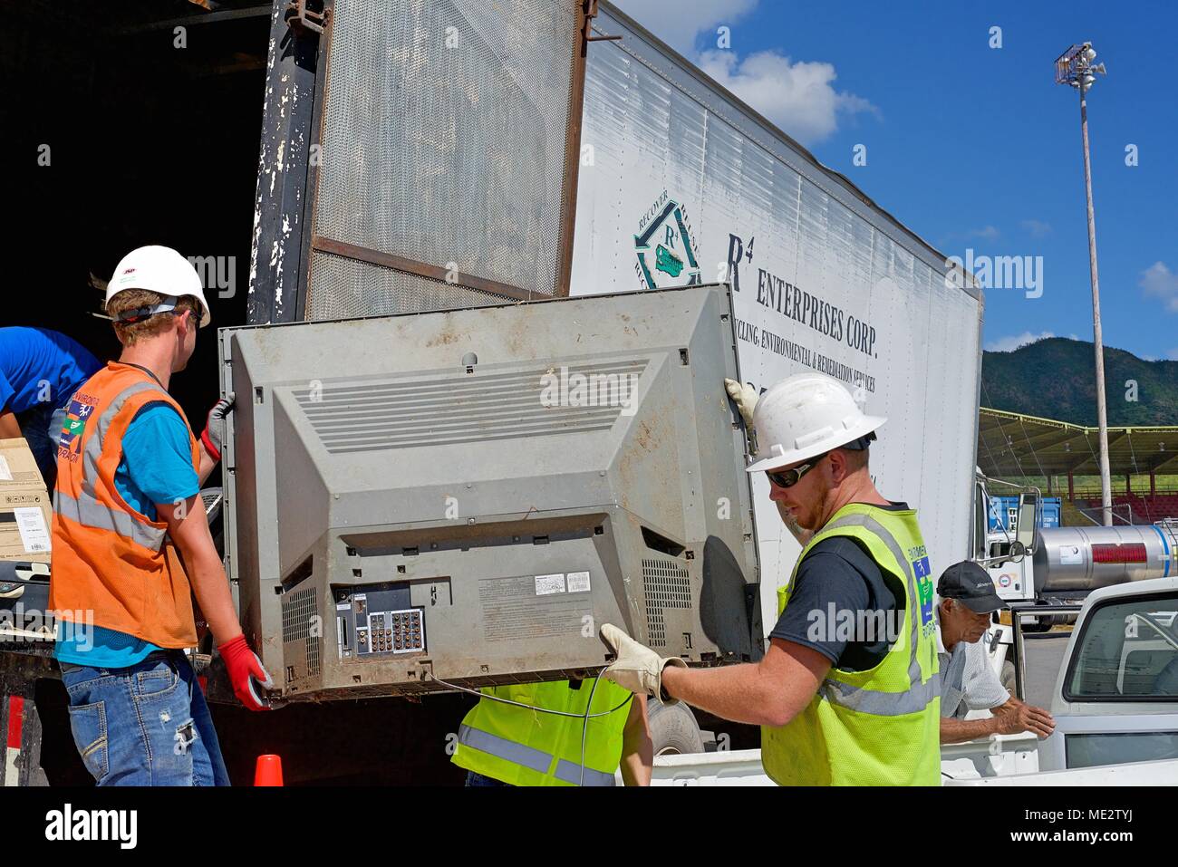 JUANA DIAZ, Puerto Rico, 21. Dezember 2017 - Die Environmental Protection Agency (EPA), des RCAP Lösungen, Subunternehmer aus den ökologischen Wiederherstellung, und FEMA zusammen arbeiten ordnungsgemäß zu sammeln und entsorgen Haushalt gefährliche Materialien, wie z.b. Fernseher, Drucker, Propan, Farbe und Reinigungsmittel. Die Einheimischen waren in der Lage, fallen zu lassen - diese Einträge kostenlos, um zu verhindern, dass illegal in die Folgen des Hurrikans Maria aus. 180 Punkte für den Hausgebrauch gefährliche Abfälle und 2.880 Pfund von elektronischen Materialien wurden für das Recycling gesammelt. Diese Bemühungen weiterhin auf verschiedenen Drop-off-Standorten in P Stockfoto