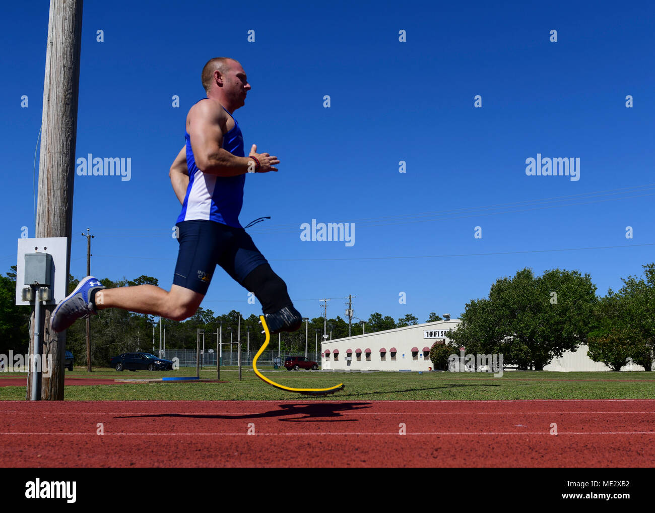 Mitglieder der Air Force track Team Praxis während der Süden Osten regionale Caregiver Support Training, Adaptive Sport und Recovery Services, erholt Airman Mentoring Programm für die Ausbildung, Beschäftigung und Karriere Bereitschaft Veranstaltung in Eglin Air Force Base, Fla., 16. April 2018. Der Süden Osten regionale Pflege Veranstaltung ist eine Olympische Stil Turnier mit mehreren Sportarten wie Volleyball, Sitzen, Rollstuhl Basketball und Rudern, potentieller Wettbewerb für das Verteidigungsministerium Krieger Spiele und Invictus Games gesponsert von Prinz Harry vorzubereiten. (U.S. Air Force Foto von Airman 1st Class Rachel Stockfoto