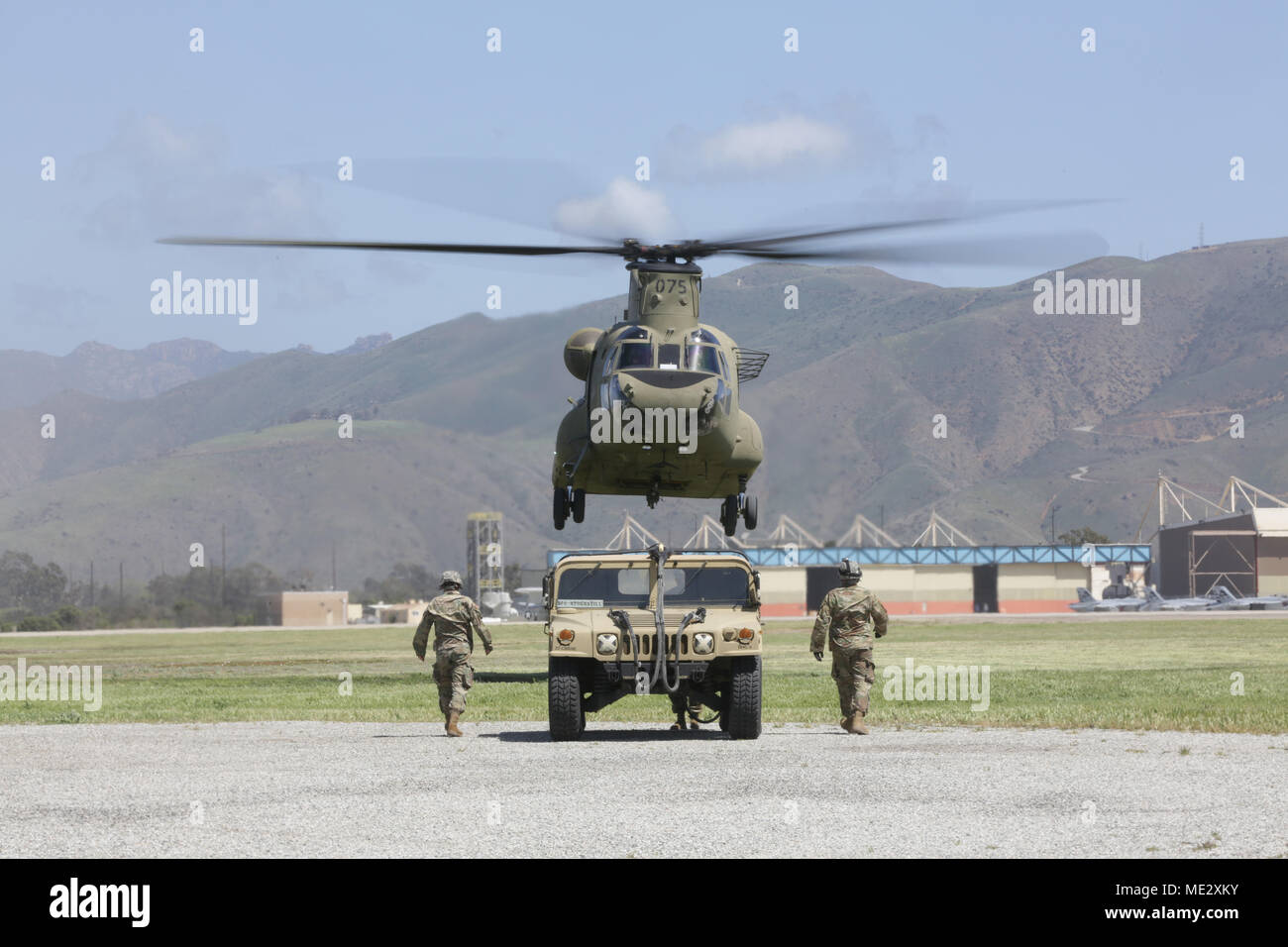 Us-Armee Soldaten, zugeordnet zu den 20 CBRN, Vorbereitung für die Schlinge der Humvee Last zu den Chinook bei Naval Air Station Point Mugu, Ca., Jan. 16, 2018. Die Prominente Hunt 18-1 Übung bringt in Bundes-, Landes- und lokalen Agenturen den entgegenkommenden 20 CBRNE Boden Kollektion Team zu bestätigen sowie die anderen Mitglieder der Task Force kollektive und individuelle Training als Teil der Nationalen Technischen nuklearen Forensik (NTNF) Sammlung Task Force (GCTF). (U.S. Armee Foto von Pfc. Julie-Treiber) Stockfoto