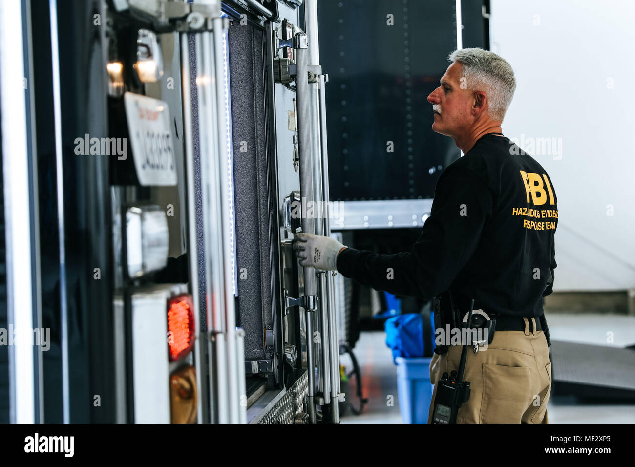 Ein FBI-Agent, die Belastungen während der Vorbereitung des Forward Operating Base in Burbank, CA., am 16. April 2018. Die Prominente Hunt 18-1 Übung bringt in Bundes-, Landes- und lokalen Agenturen den entgegenkommenden 20 CBRNE Boden Kollektion Team zu bestätigen sowie die anderen Mitglieder der Task Force kollektive und individuelle Training als Teil der Nationalen Technischen nuklearen Forensik (NTNF) Sammlung Task Force (GCTF). (U.S. Armee Foto von SPC. Joseph Freund) Stockfoto