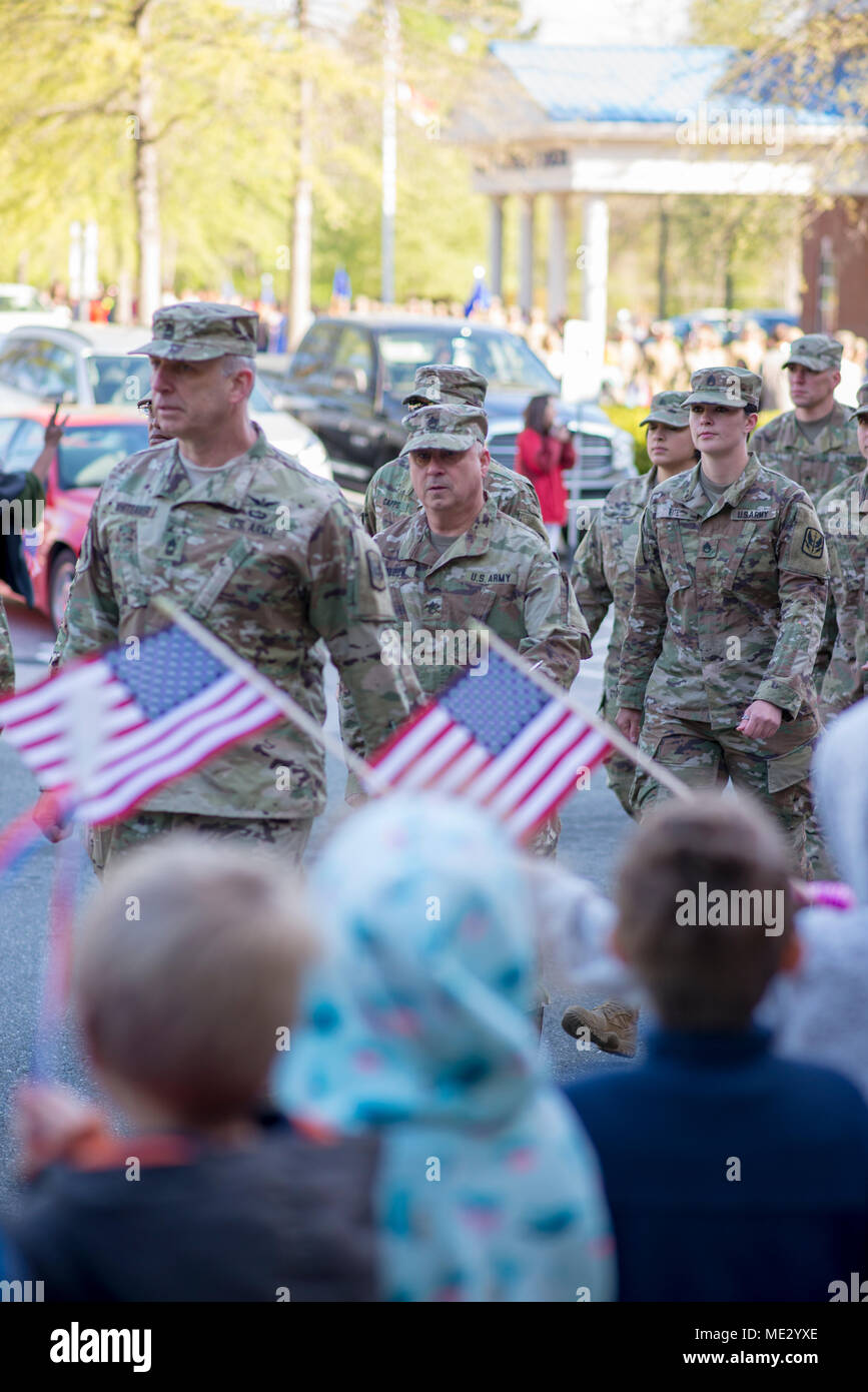 Kinder von der Gnade der christlichen Schule und Familie Mitglieder Beifall auf Soldaten von der North Carolina National Guard's (NCNG)1-130 th Angriff Reconnaissance Bataillon (1-130 th ARB) und Det. 1B Co 638th Aviation Support Battalion während einer Bereitstellung die Zeremonie an der Hoffnung der Gemeinschaft der Kirche, in Raleigh, North Carolina, 17. April 2018. Fast 300 Soldaten der Einheit wird als Aviation task force battalion Hauptquartier zur Unterstützung der Operation, die die Freiheit des Sentinel über Zug, Beraten und Unterstützen den Befehl - Süden (Taac-S) zur Unterstützung der Vereinigten Staaten Streitkräfte und der Afghanischen Nationalen Verteidigung und Sicherheit dienen Stockfoto