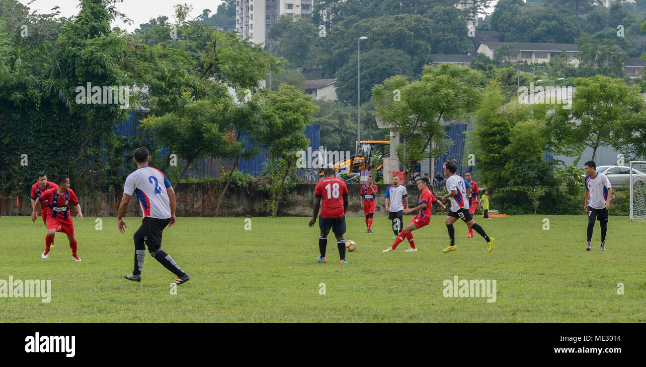 180418-N-MD 713-0072 KUALA LUMPUR, Malaysia (18. April 2018) Service Mitglieder zugeordnet zu militärischen Sealift Command Hospital Ship USNS Mercy (T-AH 19) bei einem Fußball-Spiel mit Personal von Le Salle Brickfields Secondary School teilnehmen, während einer Community Relations Veranstaltung zur Unterstützung der pazifischen Partnerschaft 2018 (PP18). PP18's Mission ist es, gemeinsam mit Gastgeber und Partner Nationen zu arbeiten regionaler Interoperabilität und Disaster Response Funktionen, erhöhen die Stabilität und Sicherheit in der Region zu stärken, und neue und dauerhafte Freundschaften in der gesamten indopazifischen Region fördern. Pazifische Partnerschaft, jetzt habe ich Stockfoto