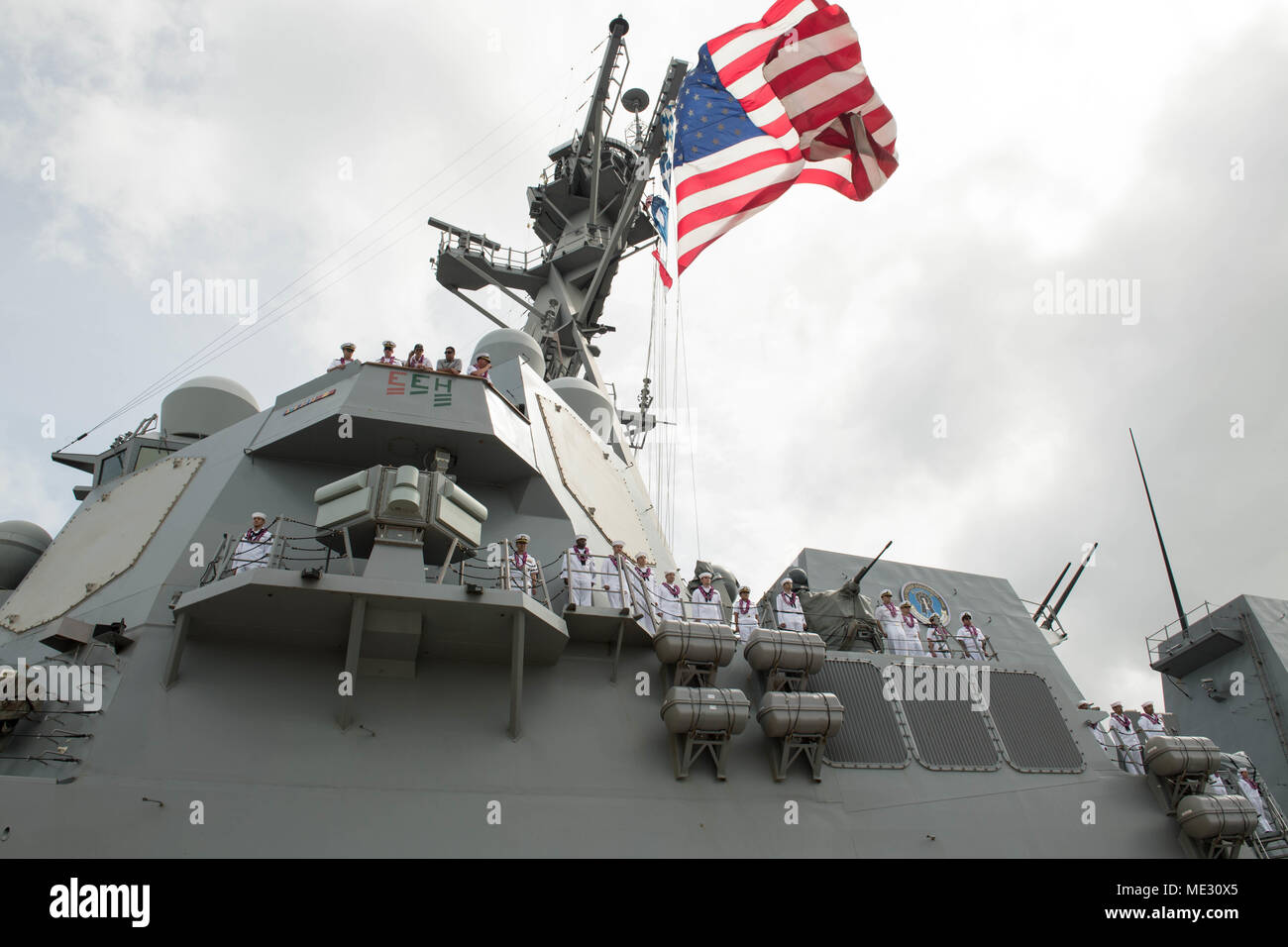 180418-N-ND 356-0053 Pearl Harbor (18. April 2018) Die arleigh Burke-Class geführte Anti-raketen-Zerstörer USS Michael Murphy (DDG112) kehrt nach Hause zurück zu Pearl Harbor nach einem dreimonatigen Einsatz für den westlichen Pazifik mit dem Carl Vinson Streik Gruppe. Die Crew von 350 Segler durchgeführten Schulungen mit der Französischen Marine und besucht die Philippinen und Guam. USS Michael Murphy führte auch einen gemeinsamen Ozeanien Maritime Security Initiative (OMSI) Patrouille mit der US-Küstenwache. (U.S. Marine Foto von Mass Communication Specialist 3. Klasse Jessica O. Blackwell) Stockfoto