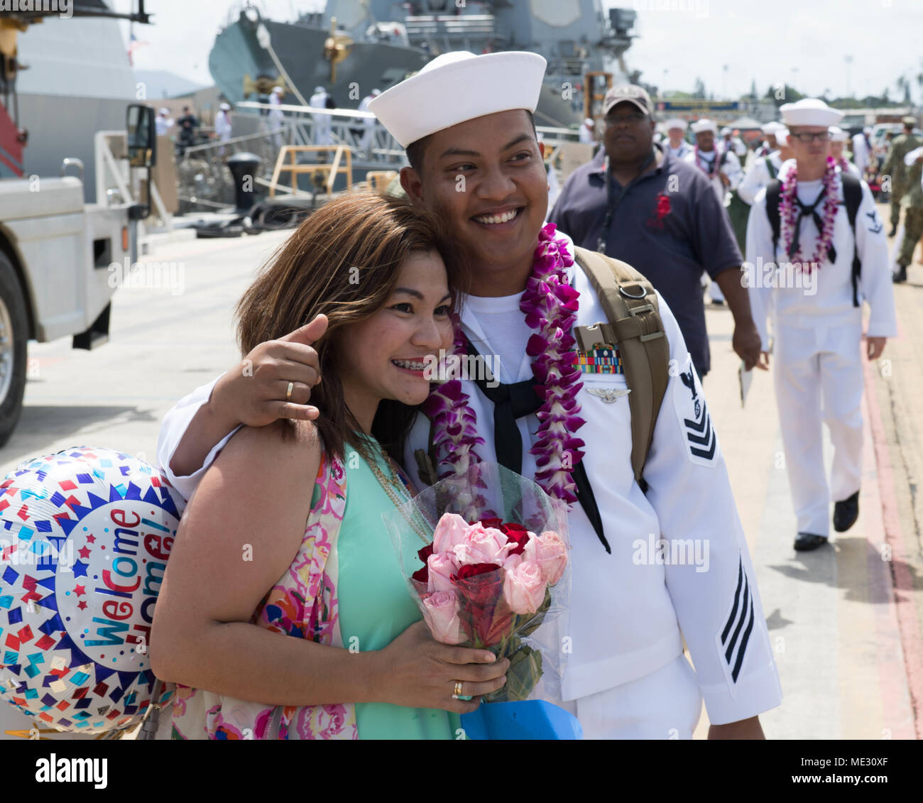 180418-N-ND 356-0149 Pearl Harbor (18. April 2018) Gas Turbine System Technician (mechanischen) 1. Klasse Louie Opol, San Diego Eingeborener, ist die Heimat von seiner Frau begrüßt, während der homecoming Feier für die arleigh Burke-Class geführte Anti-raketen-Zerstörer USS Michael Murphy (DDG112). Michael Murphy kehrt nach Hause zurück zu Pearl Harbor nach einem dreimonatigen Einsatz für den westlichen Pazifik mit dem Carl Vinson Streik Gruppe. Die Crew von 350 Segler durchgeführten Schulungen mit der Französischen Marine und besucht die Philippinen und Guam. USS Michael Murphy führte auch einen gemeinsamen Ozeanien Maritime Security Initiative (OMSI) Stockfoto