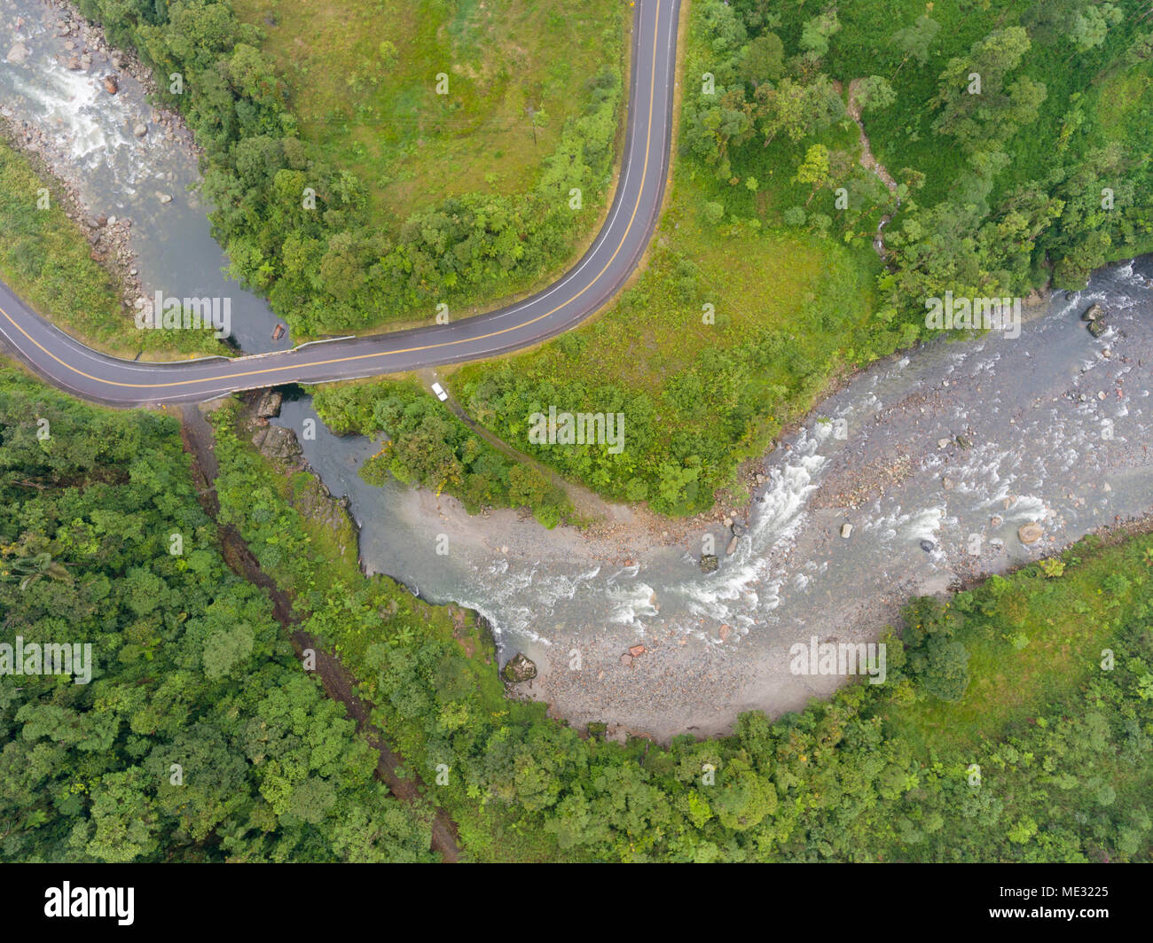Overhead shot der Rio Abanico mit einer Straßenbrücke auf der östlichen Anden Pisten in der Provinz Morona Santiago, Ecuador. Stockfoto
