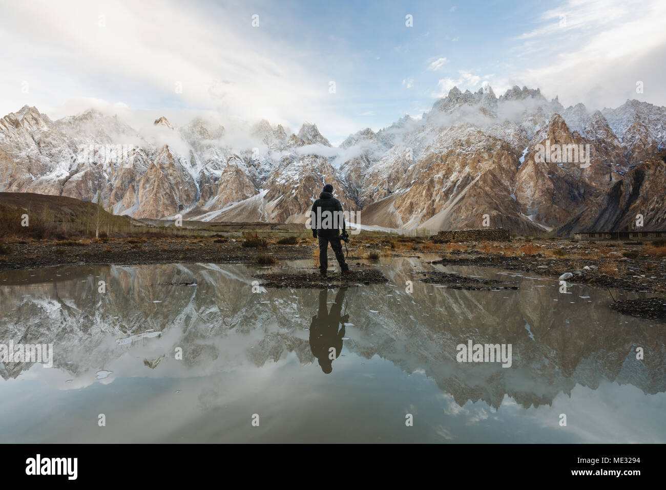 Fotograf bei Passu Cathedral Mountain in Pakistan und Reflexion auf dem Wasser suchen Stockfoto