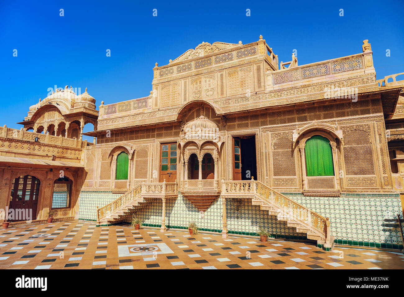 Schöne Rajasthan Architektur Kunst Arbeit von Mandir Palace Jaisalmer - ein königliches Erbe Gebäude und beliebtes Touristenziel. Stockfoto