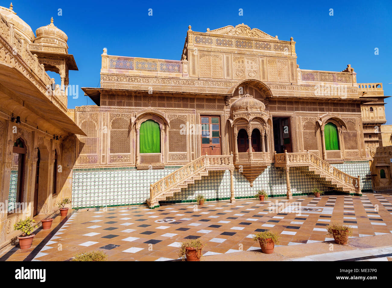 Schöne Rajasthan Architektur Kunst Arbeit von Mandir Palace Jaisalmer - ein königliches Erbe Gebäude und beliebtes Touristenziel. Stockfoto