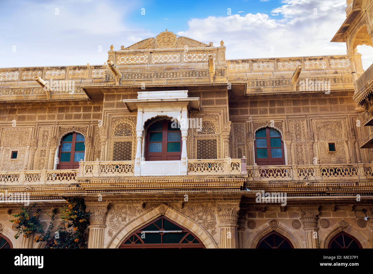 Schöne Rajasthan Architektur Kunst Arbeit von Mandir Palace Jaisalmer - ein königliches Erbe Gebäude und beliebtes Touristenziel. Stockfoto