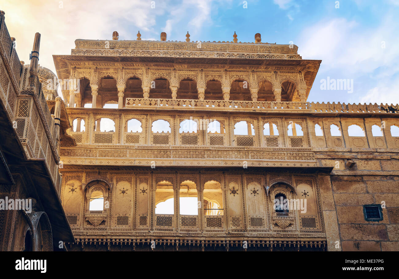 Schöne Rajasthan Architektur Kunst Arbeit von Mandir Palace Jaisalmer - ein königliches Erbe Gebäude und beliebtes Touristenziel. Stockfoto