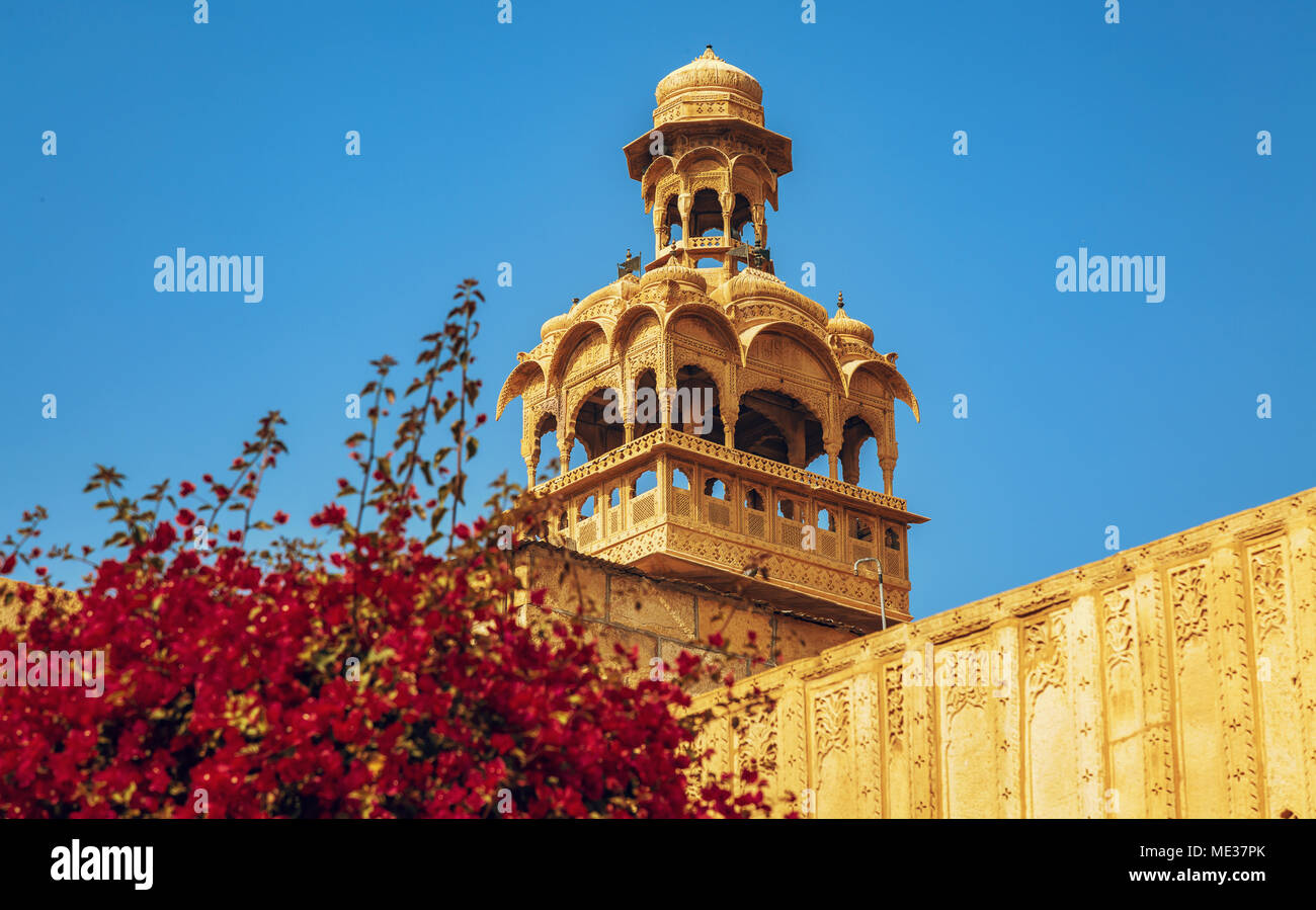 Mandir Palace Jaisalmer Rajasthan Indien - Royal Heritage Gebäude Exterieur mit architektonischen Details und Blick auf Tazia Tower. Stockfoto