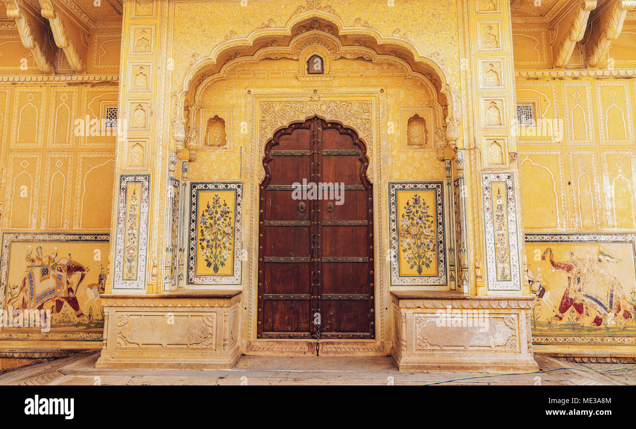 Alte Holztür mit Vintage Wall Art auf dem Eingangstor Nahargarh Fort, Jaipur, Rajasthan, Indien Stockfoto