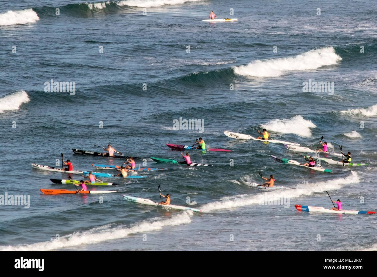 Junge Menschen lernen zu surfen, Kajak an der Gold Coast in Australien Stockfoto