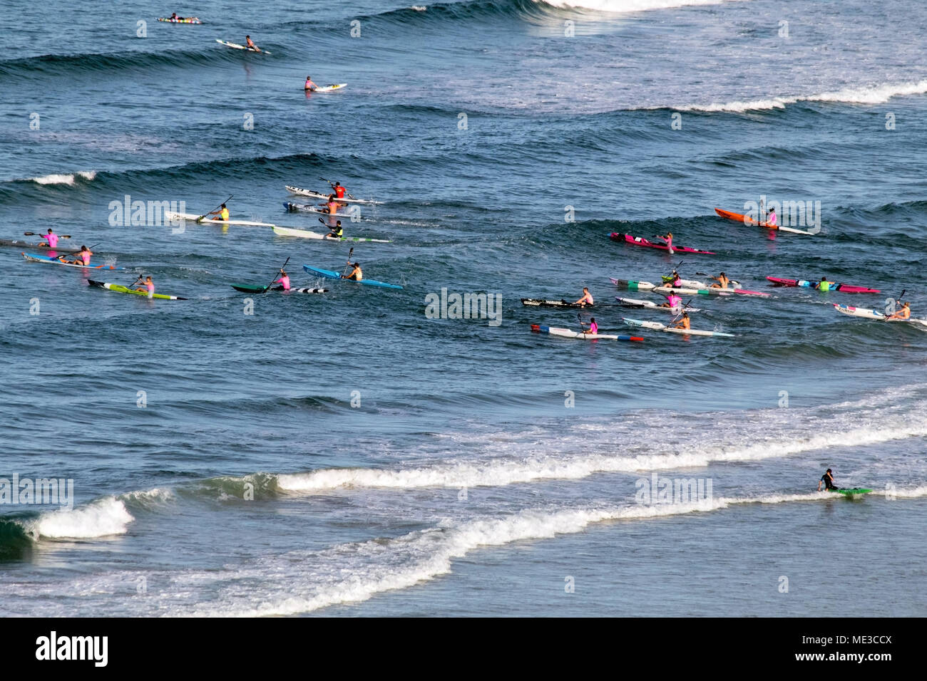 Junge Menschen lernen Ein surf Kayak an der Gold Coast in Australien zu verwenden Stockfoto