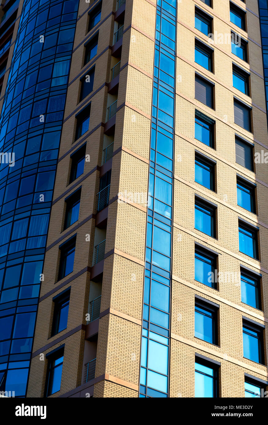 Ein modernes Gebäude Spiegel Fassade in blau Ton Stockfoto