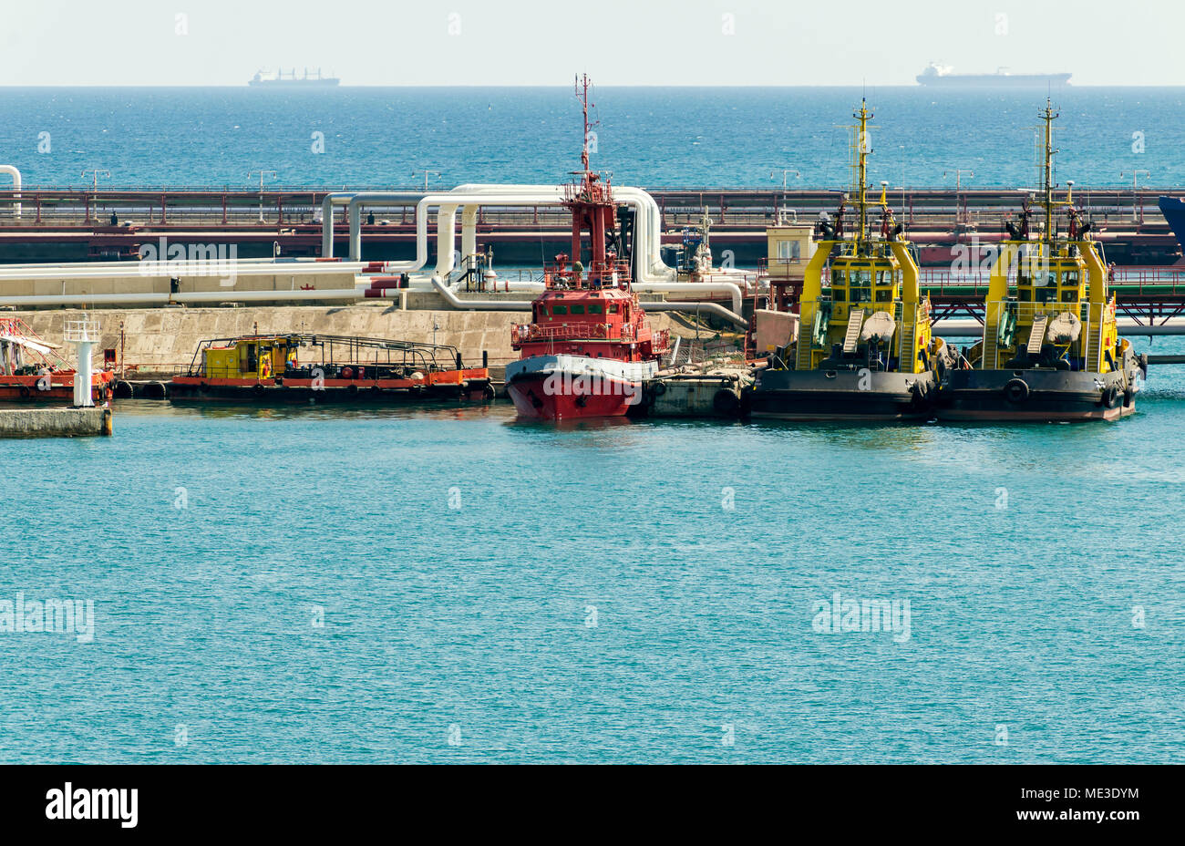 Kleinen schleppern in den Hafen der Fracht Hafen Stockfoto