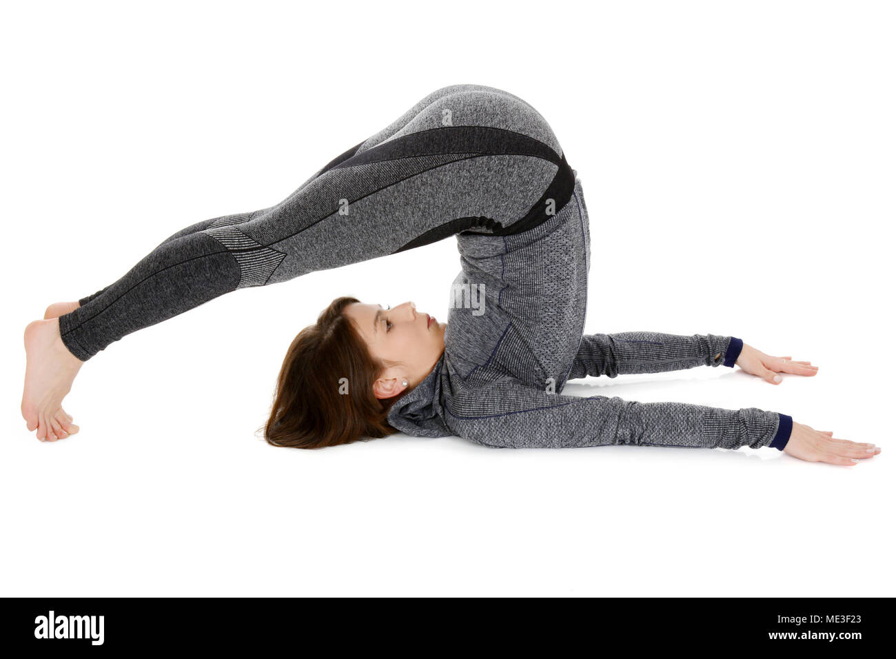 Junge Frau Yoga Asana Halasana oder Pflug Pose isoliert auf weißem Hintergrund Stockfoto