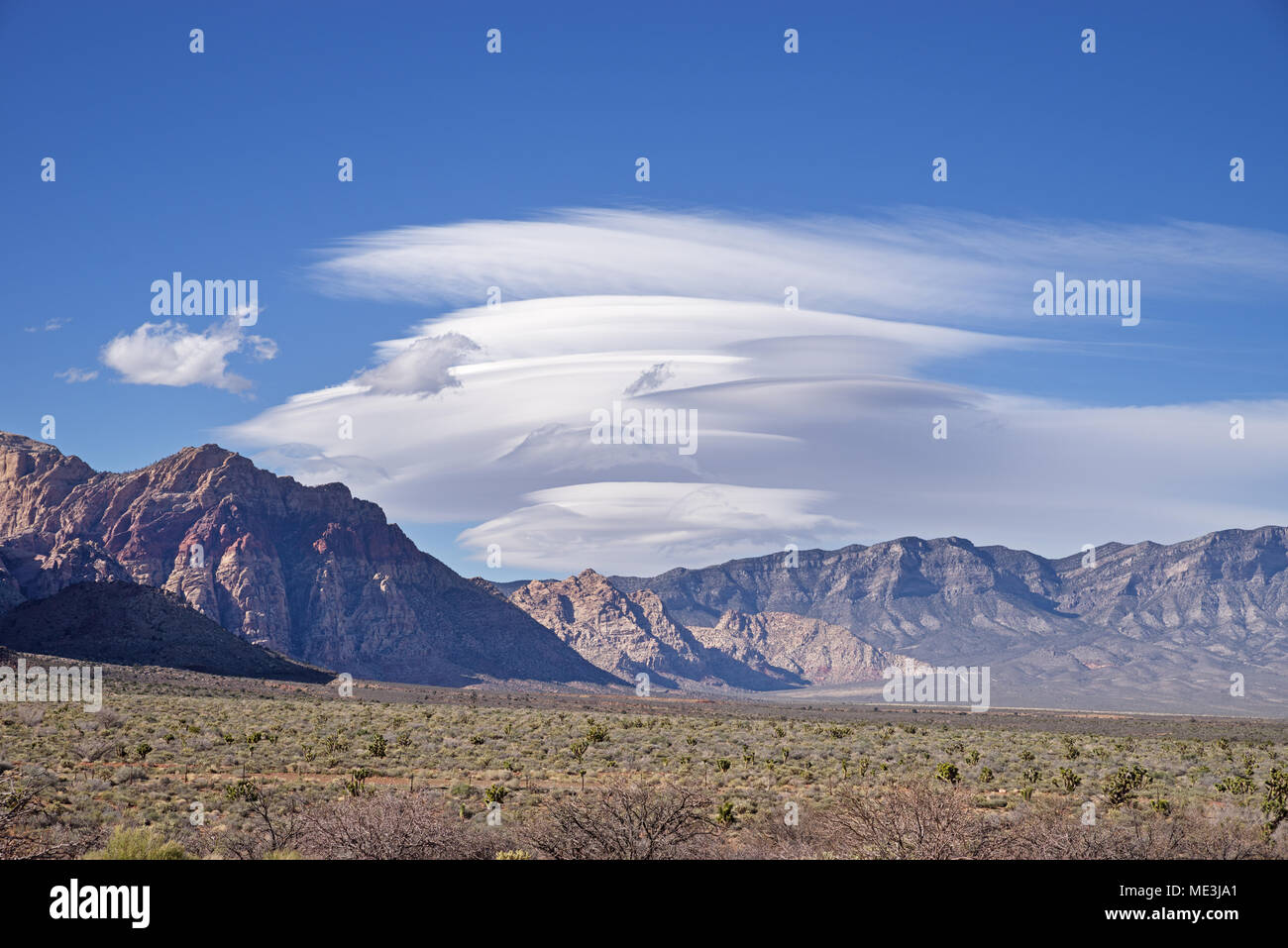 Linsenförmige Wolken bilden über die Berge nördlich und westlich von Las Vegas Stockfoto