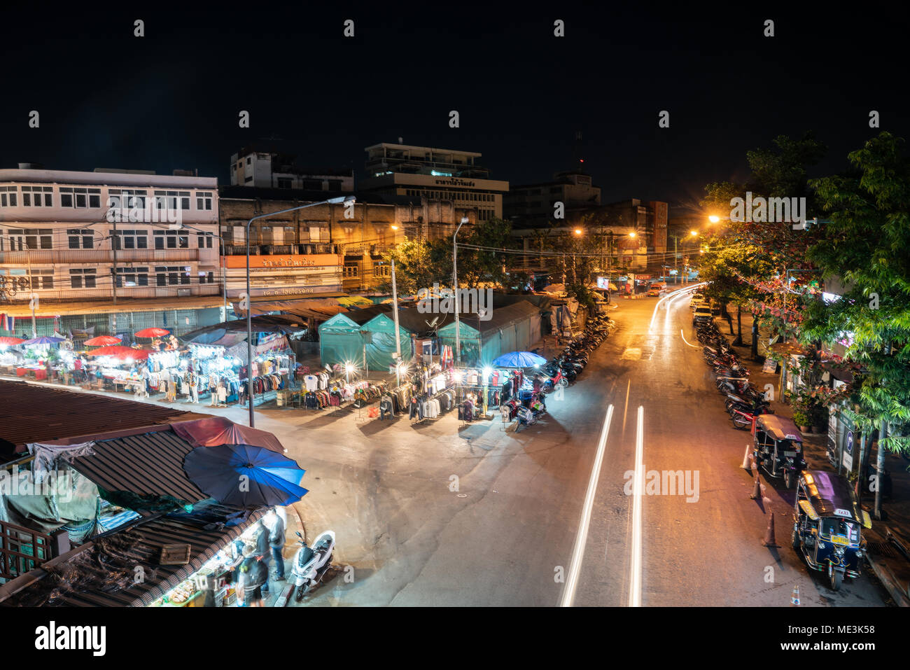 CHIANG MAI, THAILAND - 29. Januar 2018; hohe Sicht auf die City street Nacht Märkte mit Menschen und leichte Spuren von Fahrzeugen in Bewegung verschwommen Stockfoto
