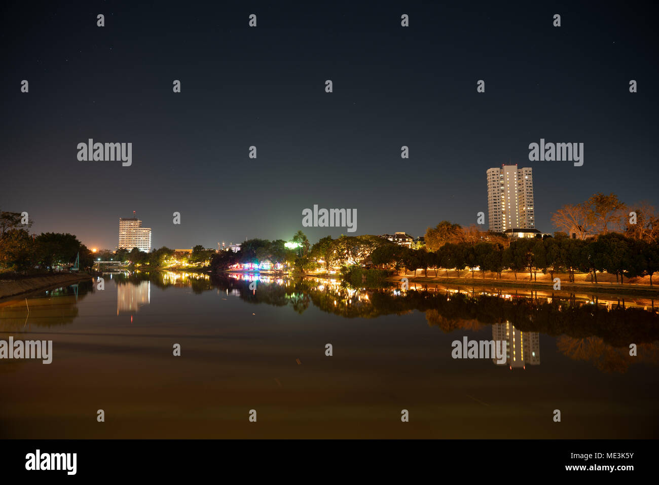 CHIANG MAI THAILAND - Januar 29, 2018; Nacht Szene von beleuchteten Riverside city night Spots Stockfoto