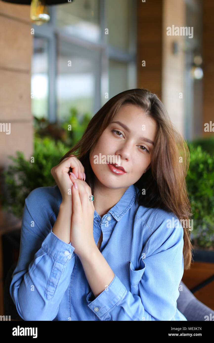 Portrait von hübsches Mädchen mit täglichen Make-up, in Jeans Shirt. Stockfoto