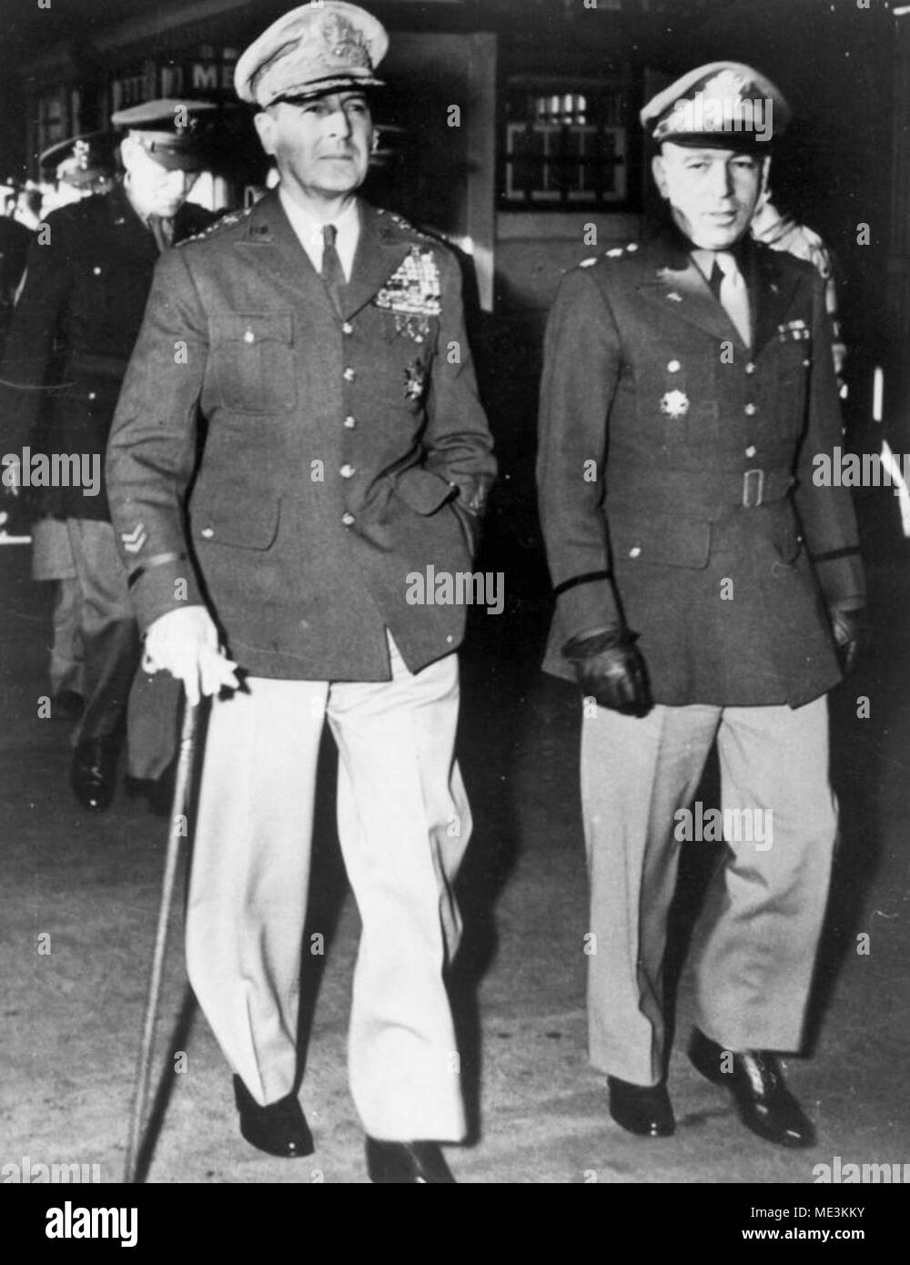 General Douglas MacArthur und Adjutant. Stockfoto