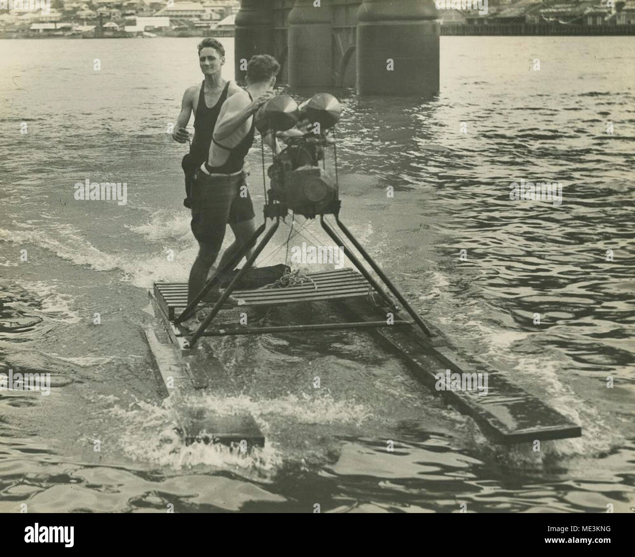 Zwei junge Männer Spaß haben mit ihren hausgemachten watercraft auf. Stockfoto