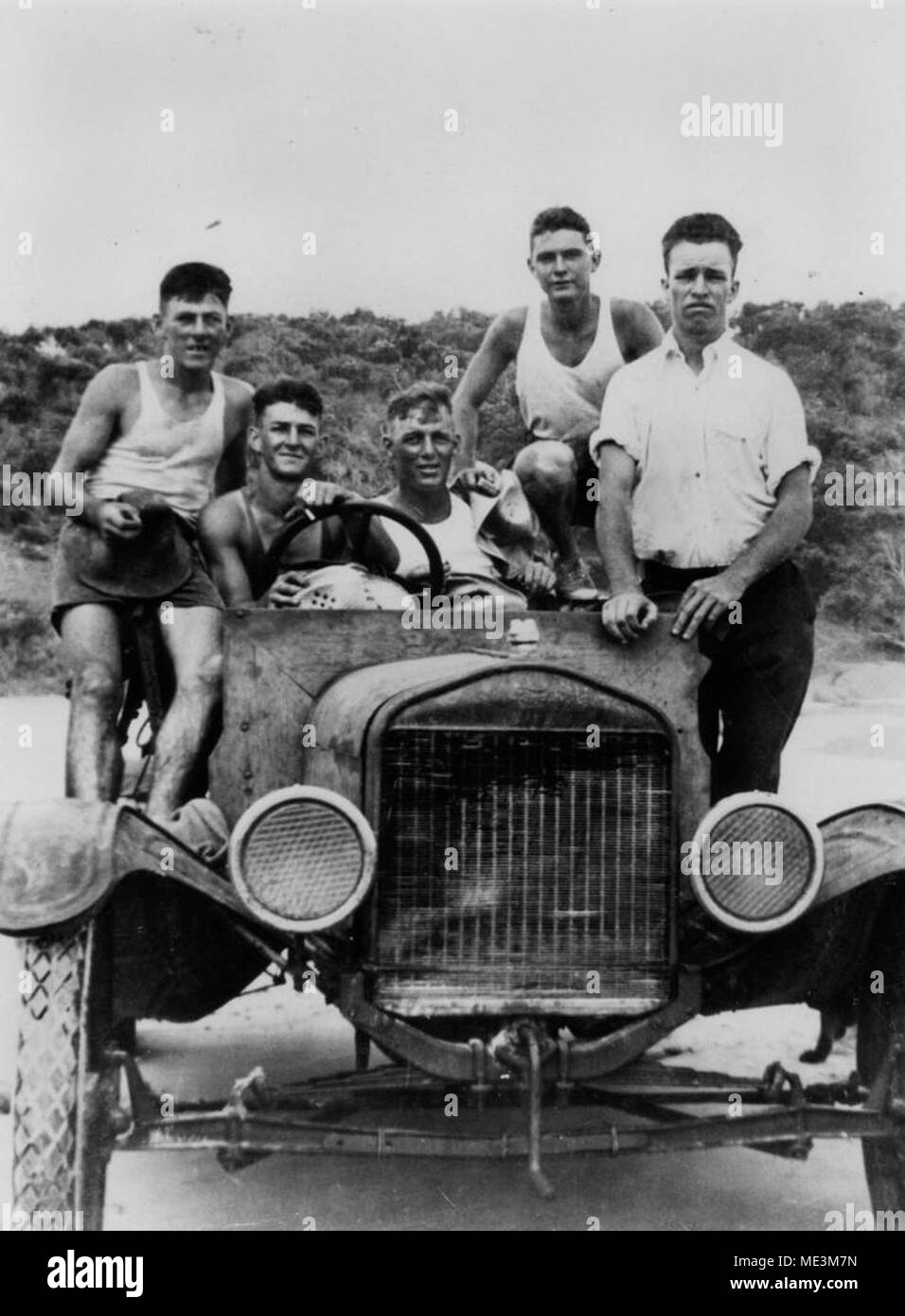 Gruppe von Gehilfen reiten in ein Modell T Ford, verdoppeln. Stockfoto