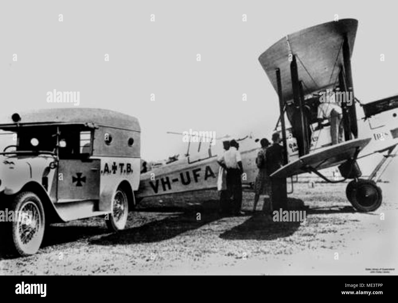 Krankenfahrzeug in der Nähe der Ebene a Royal Flying Doctor's geparkt. Stockfoto