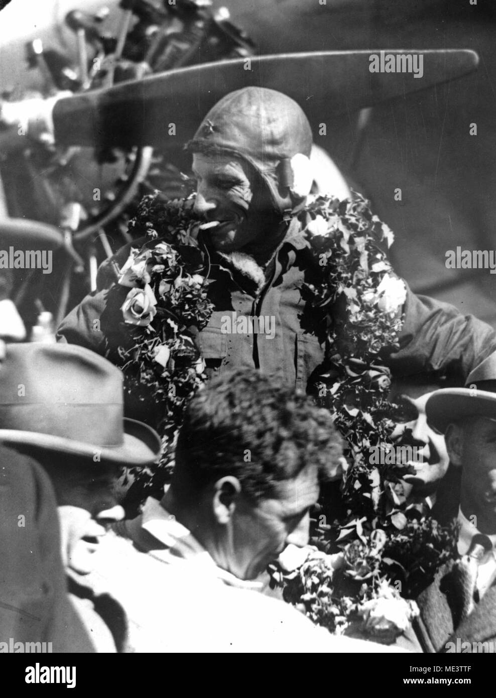 Sir Charles Kingsford-Smith bei der Ankunft in Brisbane nach seiner Aufzeichnung. Stockfoto