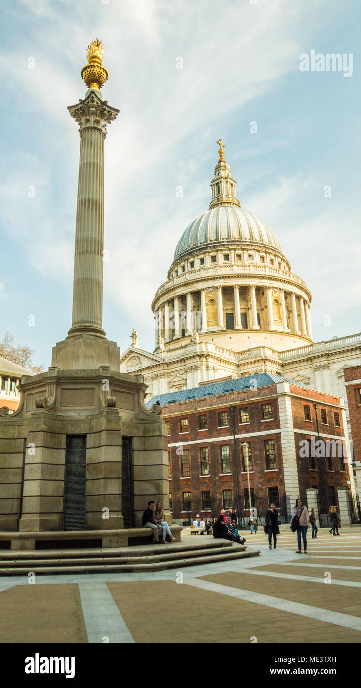 Die St Paul's Kathedrale von Paternoster Square, London gesehen. Stockfoto